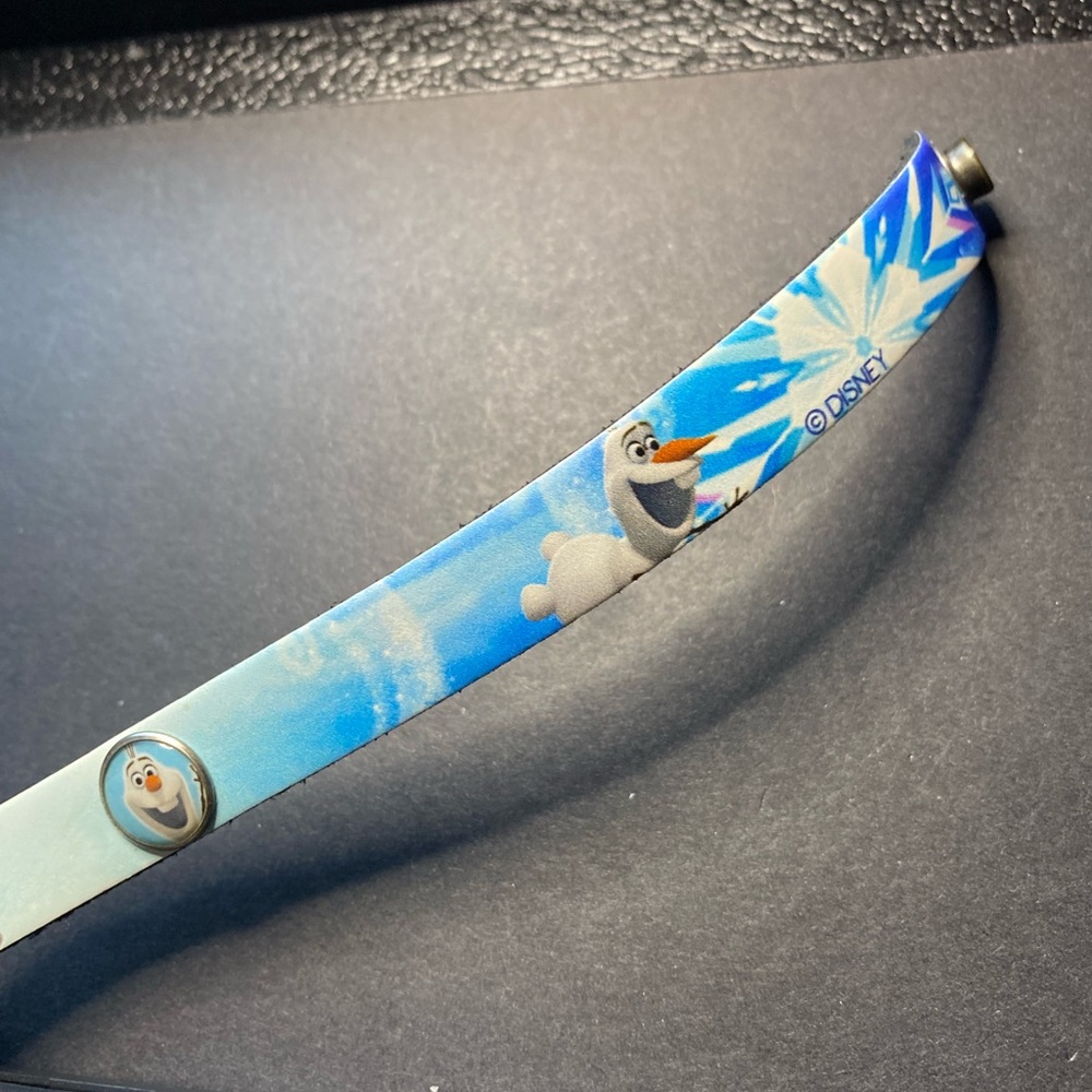 ⚠️ Disney’s Frozen Cuff Bracelet featuring Olaf with snap closure